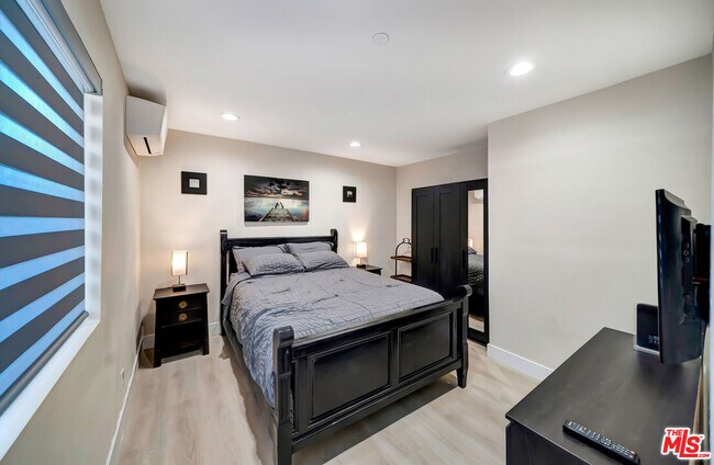 Building Photo - 5843 Vanalden Ave