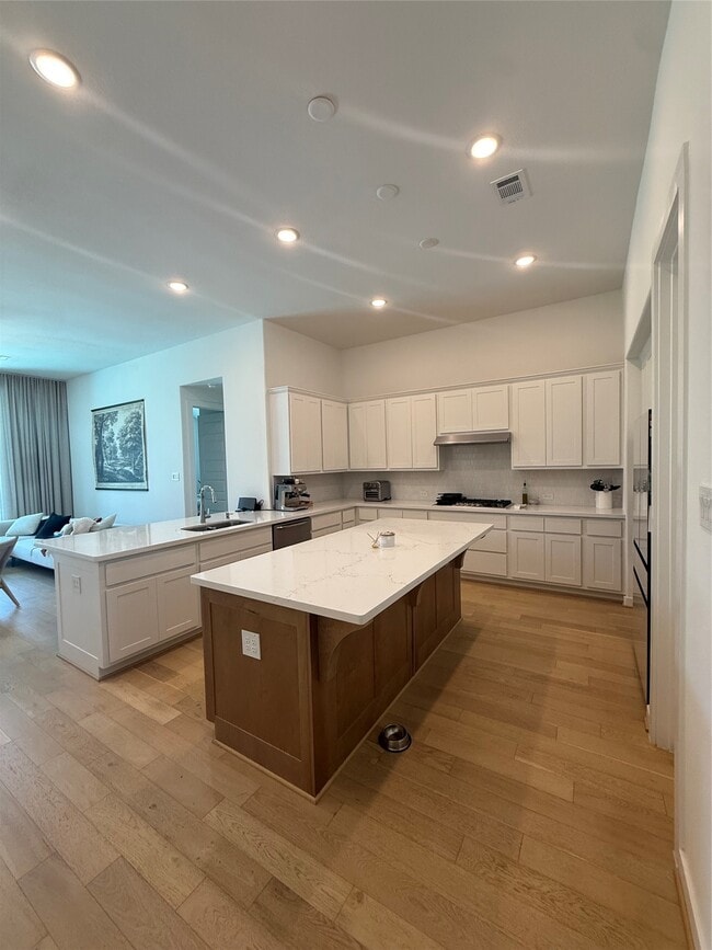 Building Photo - 3030 Lantana Trl
