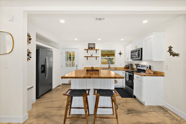 Building Photo - 107b A St