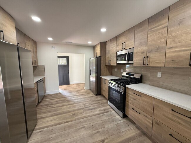 Building Photo - Minutes from Campus with Scenic Overlook Views! 6 Bed!