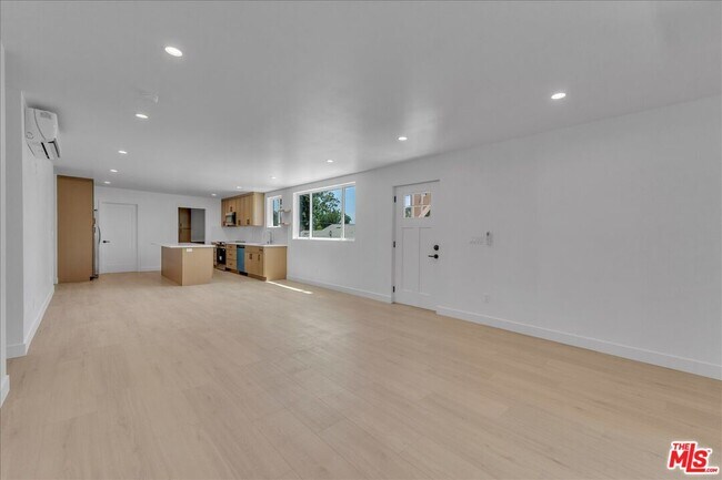 Building Photo - 6913 1/2 Encino Ave