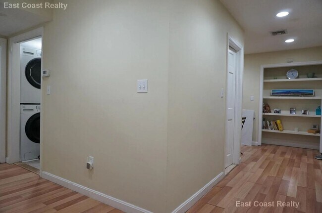 Building Photo - 3 bed + 2 bath Duplex