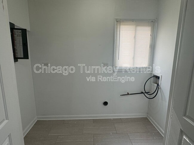 Building Photo - 15444 Albany Ave