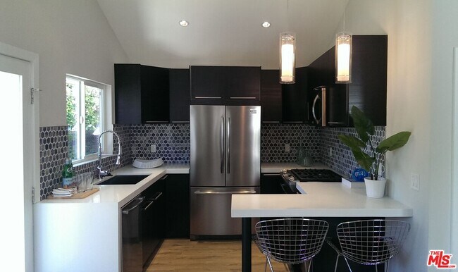 Building Photo - 559 Vernon Ave