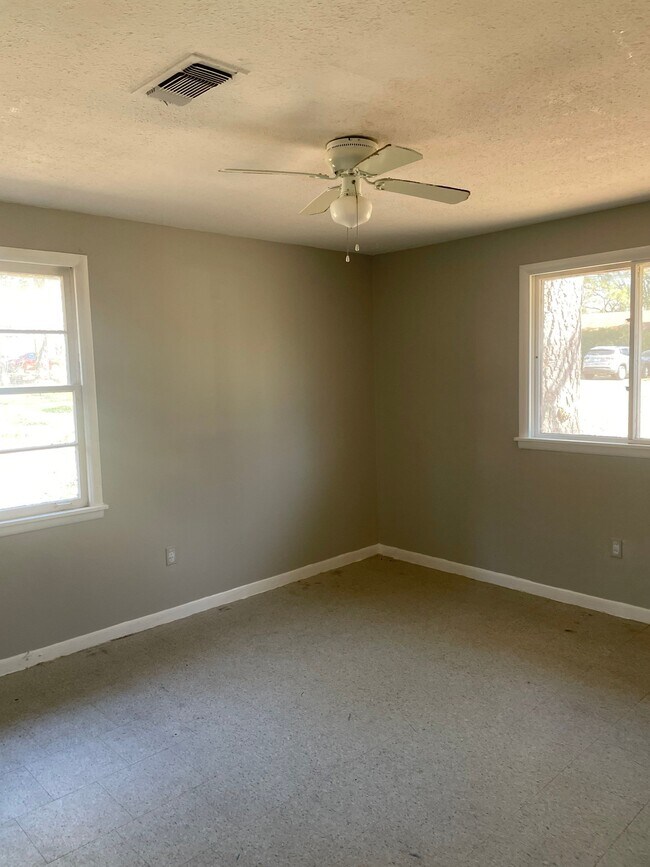 Building Photo - 2849 Engleside Dr