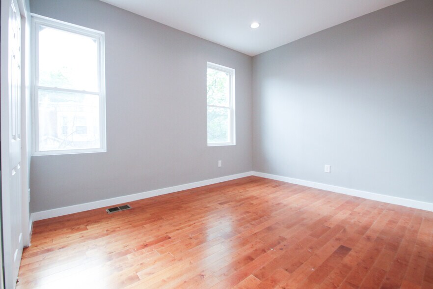 Building Photo - 3831 N Sydenham St