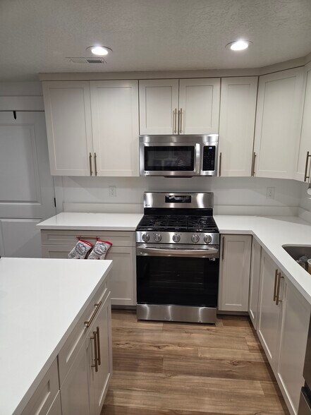 Building Photo - 7046 N Silver Creek Way