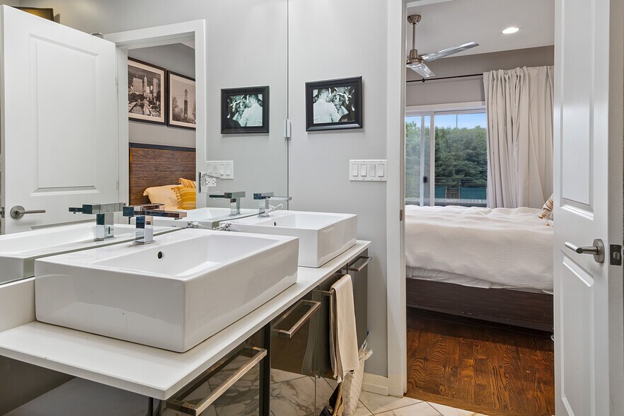 Building Photo - 2339 N Leavitt St