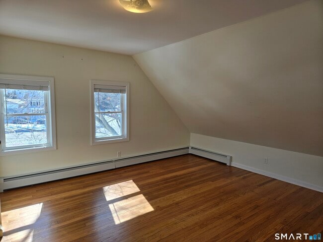 Building Photo - 674 Main St