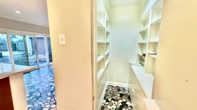 Building Photo - 5209 Walnut Grove Rd