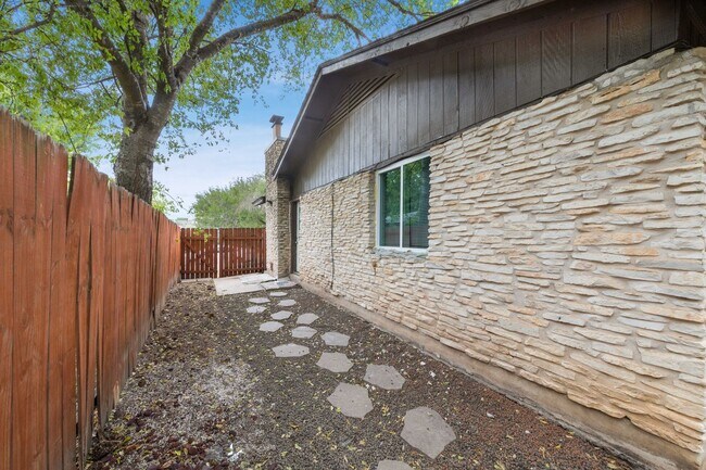 Building Photo - 2517 Glen Springs Way
