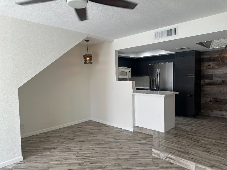 Building Photo - 1820 E Morten Ave