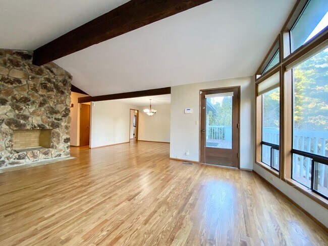 Building Photo - Spacious Somerset Home on a Large Flat Lot