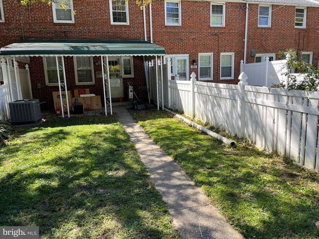 Building Photo - 1658 Thetford Rd