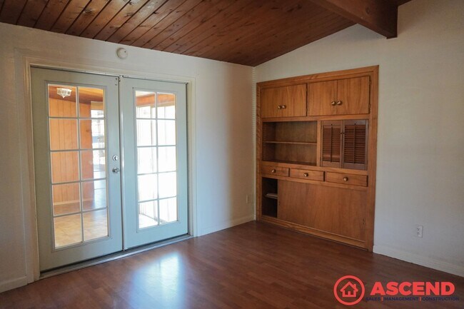 Building Photo - Spacious home located In Northeast Bakersf...