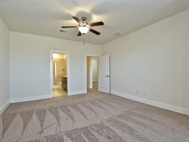 Building Photo - 402 Parkline Dr