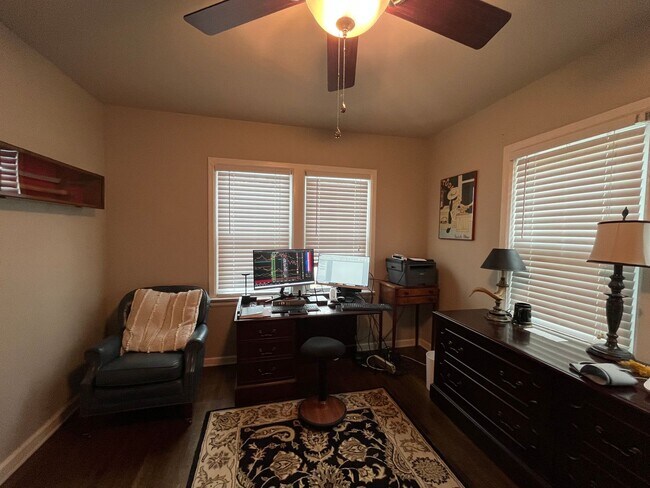 Building Photo - Beautifully renovated Midtown charmer