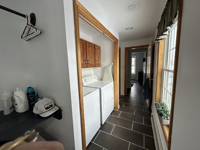 Building Photo - Executive-Style 3BR Single-Family Home on Quiet Dead-End Street – South Portland