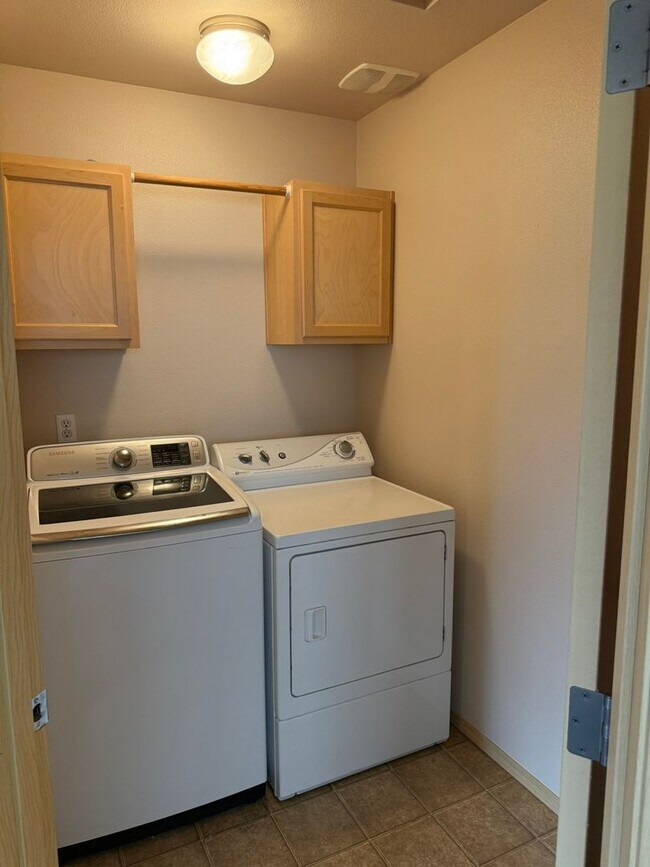 Building Photo - 3Bd/2.5Ba Maple Valley Home