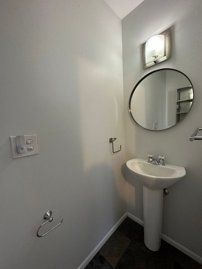 Building Photo - South Boulder Gem: 3 Bed, 2 Bath with Stunning Flatiron Views & Hardwood Flooring throughout!