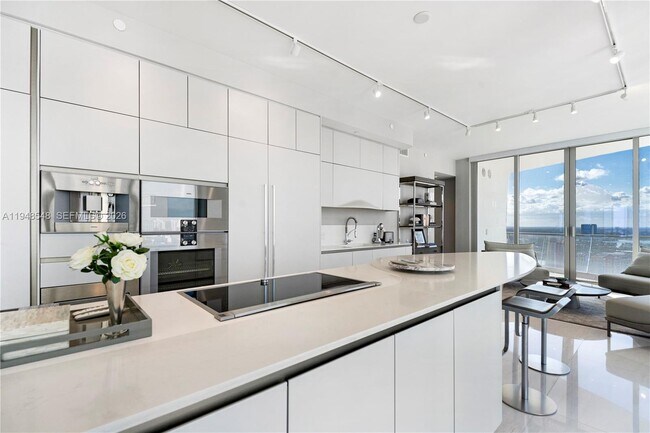 Building Photo - 16901 Collins Ave