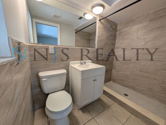 Building Photo - 3/2/1 1508 Sq. Ft. LARGE Corner Lot home: Updated Kitchen & Baths, NEW paint, NEW floors, Fenced ...