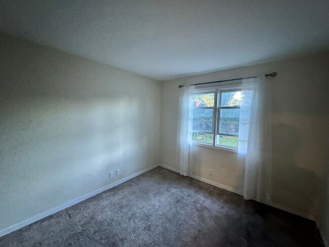 Building Photo - Elegant 4-Bed, 3-Bath Two-Story Home with Spacious Backyard and Private Downstairs Suite