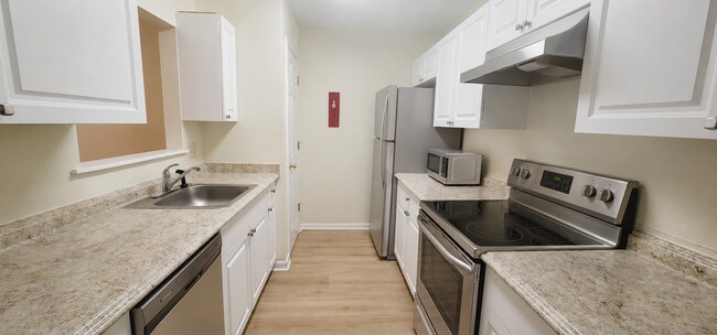Building Photo - CLOSE TO CAMPUS 3/3 w/ Washer/Dryer, Will Have New Stainless Appliances, Lawn Maintenance Include...