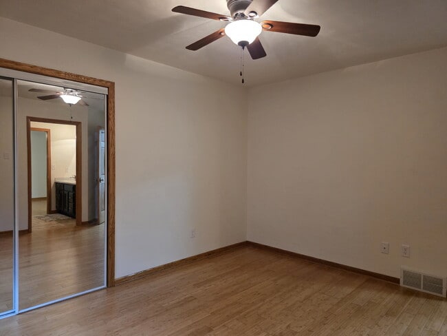 Building Photo - Multi generational Home New London