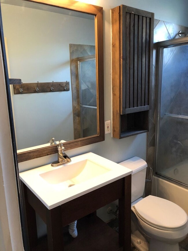 Building Photo - 2 Bedroom Bungalow close to BSU.