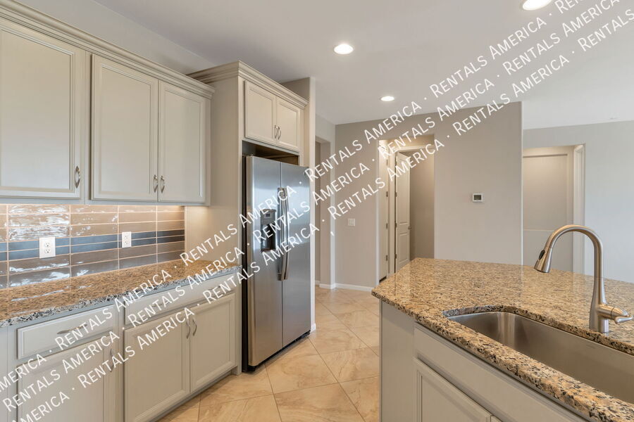 Building Photo - 7631 W Laurel Ln