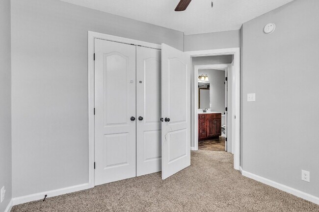 Building Photo - 3 bedroom home with fenced in backyard clo...