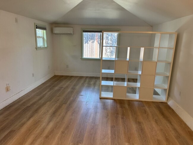 Building Photo - Amazing Super Cute Stand-Alone Studio in B...