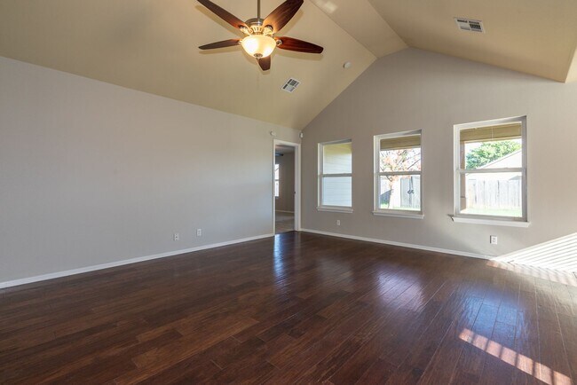 Building Photo - Charming 3 Bed/2 Bath near pool!