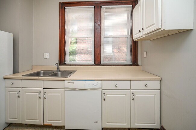 Building Photo - 2125 W Clifton Ave