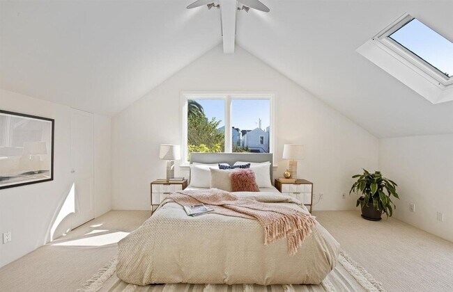 Building Photo - 2548 Pine St