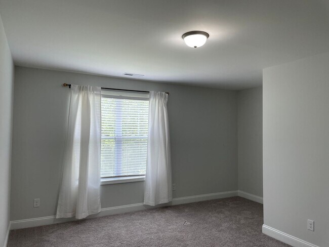 Building Photo - Like new home on cul-de-sac lot with 3 bed...