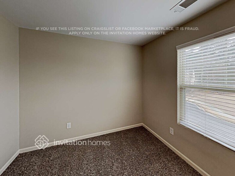 Building Photo - 3729 Pamela Dr SE