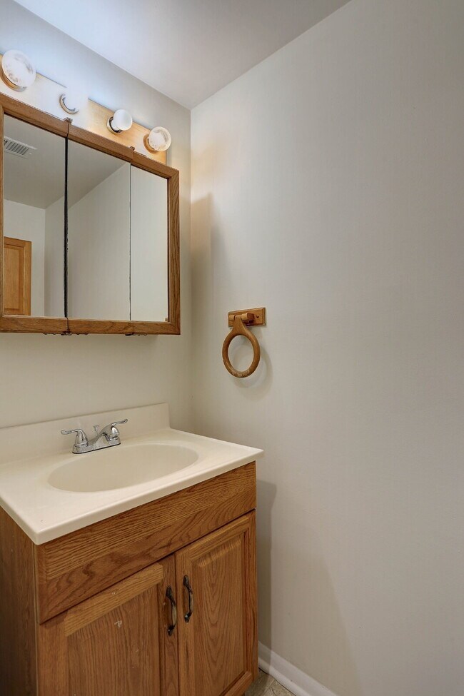 Building Photo - 3BD, 1.5BA - Beautifully Remodeled Townhome in Columbia