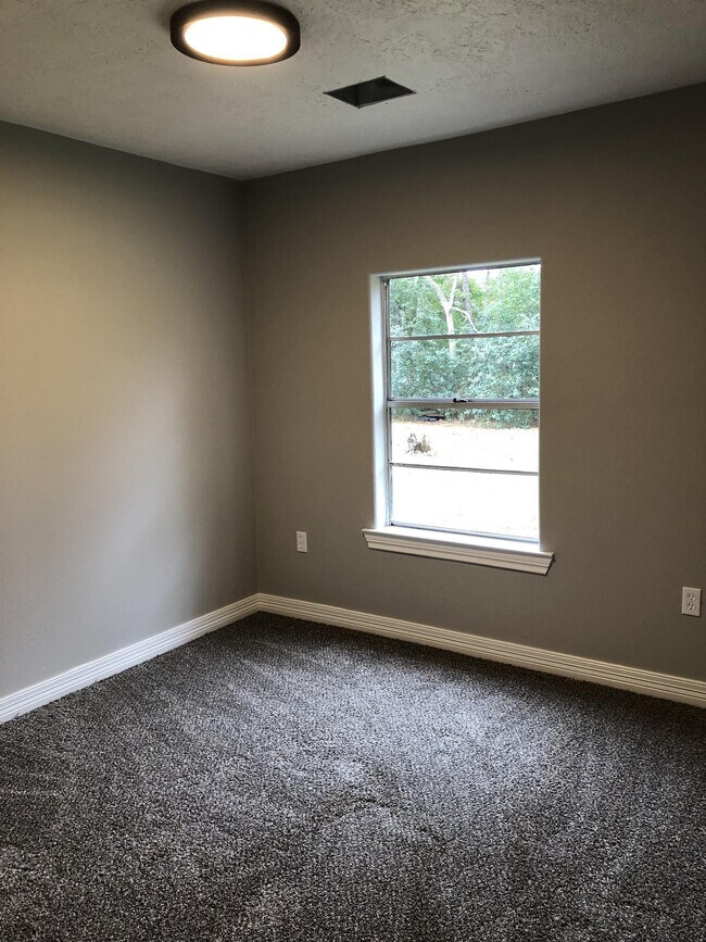 Building Photo - 590 Parks St