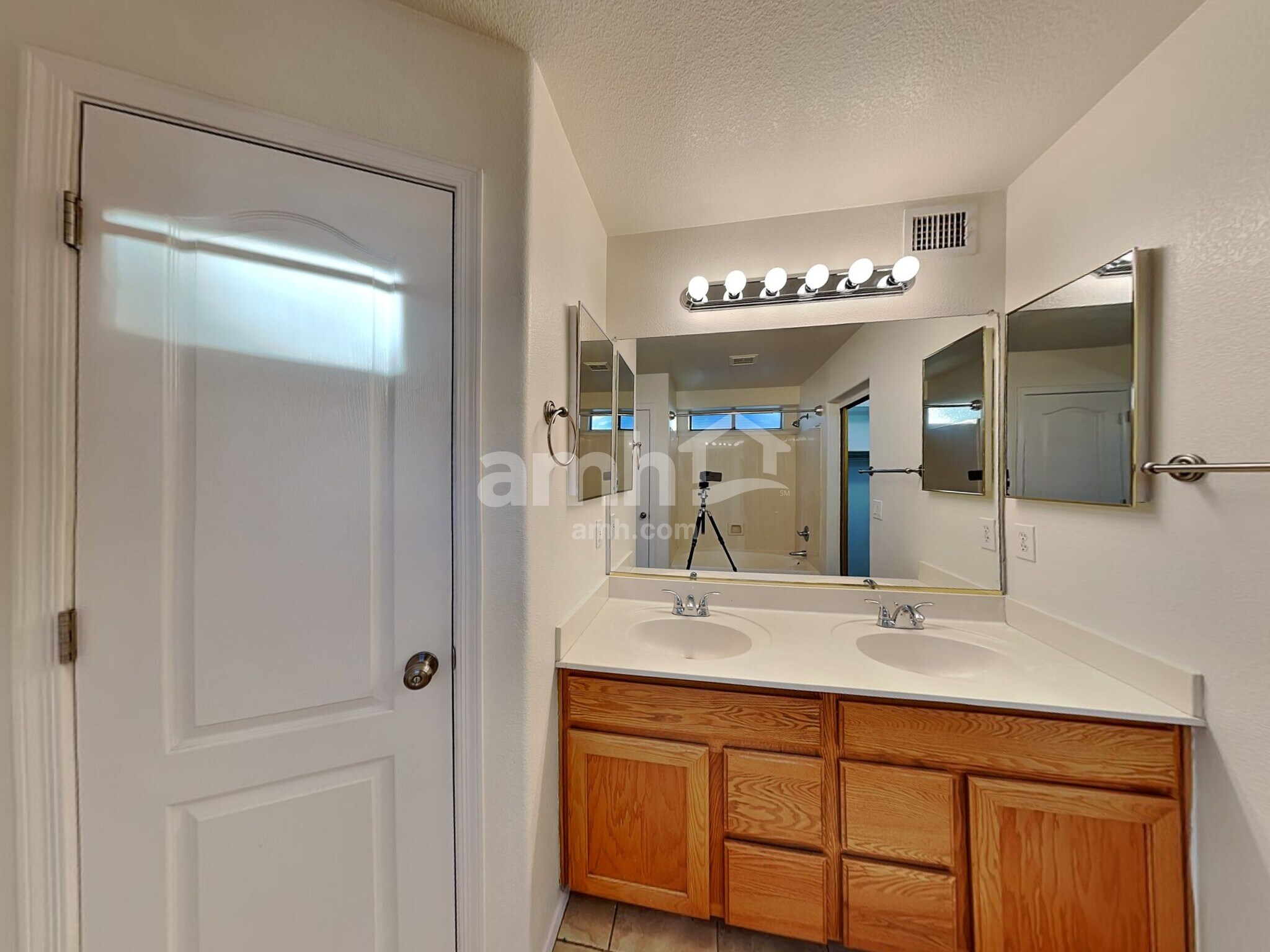 Building Photo - 9325 E Oro Ave