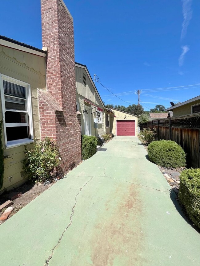 Building Photo - Charming 2 Bedroom Cottage in the Heart of Downtown Paso Robles! AVAILABLE July 1st, 2026 **DO NO...
