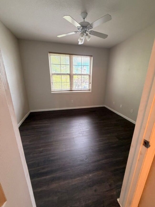 Building Photo - 1 Bedroom Condo in Downtown Free Water, Sewer, Trash and Pest Control! No Hidden Fees!
