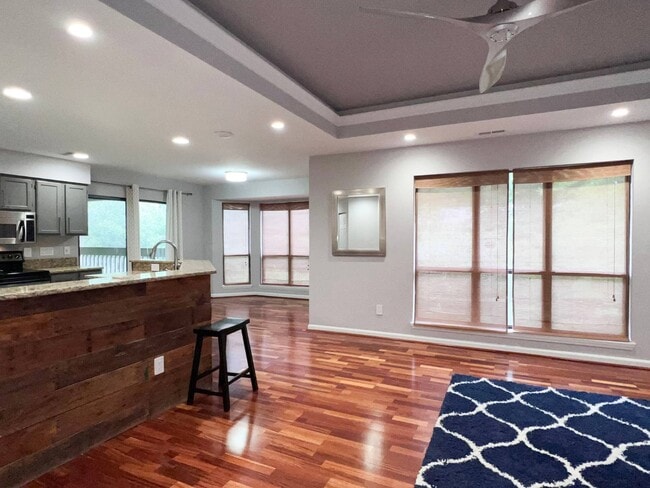 Building Photo - 221 New Kent Pl