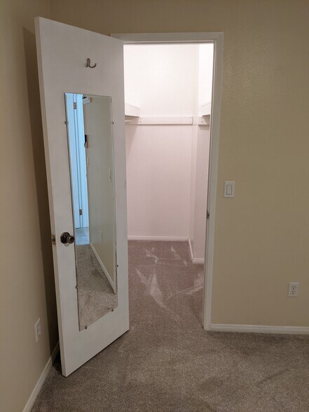 Building Photo - 12710 Lakeshore Dr