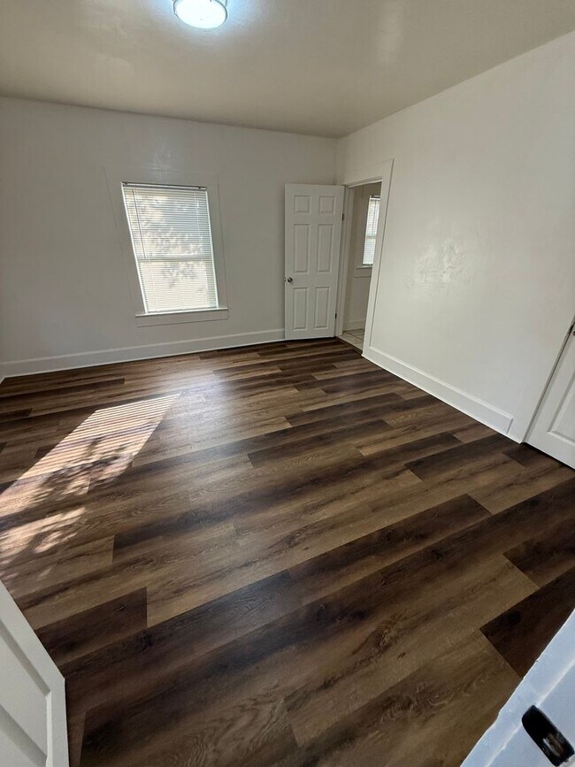 Building Photo - HOUSE:  3 Bed, 1 bath, Large Yard, Newly R...