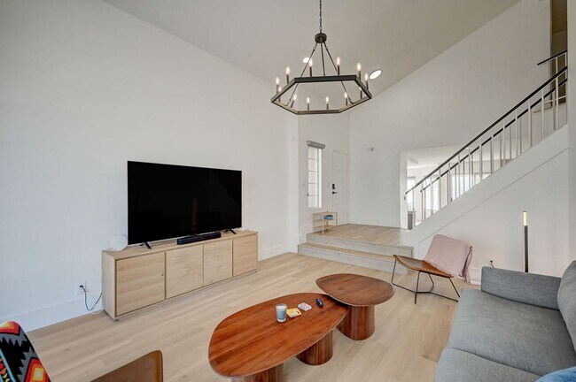 Building Photo - Furnished 4 bedroom home in the Lakes!