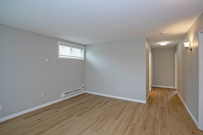 Building Photo - Remodeled 2BR w/ Garage, Fenced Yard & Stainless Steel Appliances