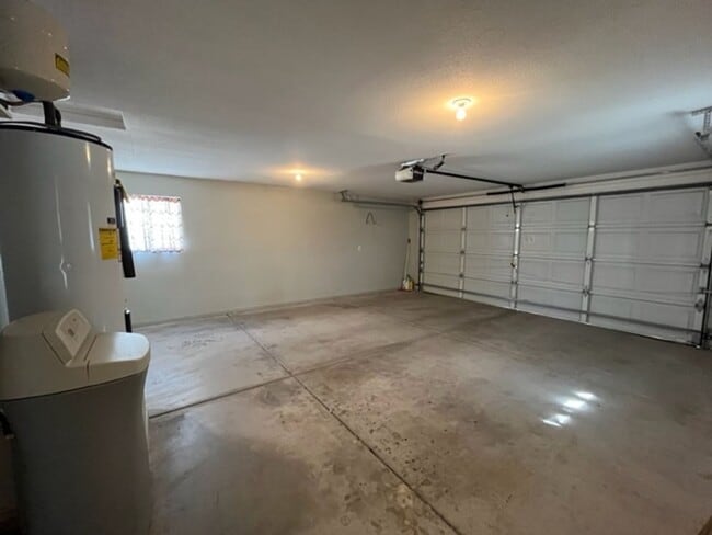 Building Photo - 3 Bedroom - 2 Bath Home