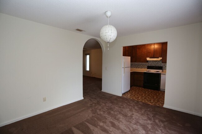 Building Photo - 2 Bedroom near Country Club